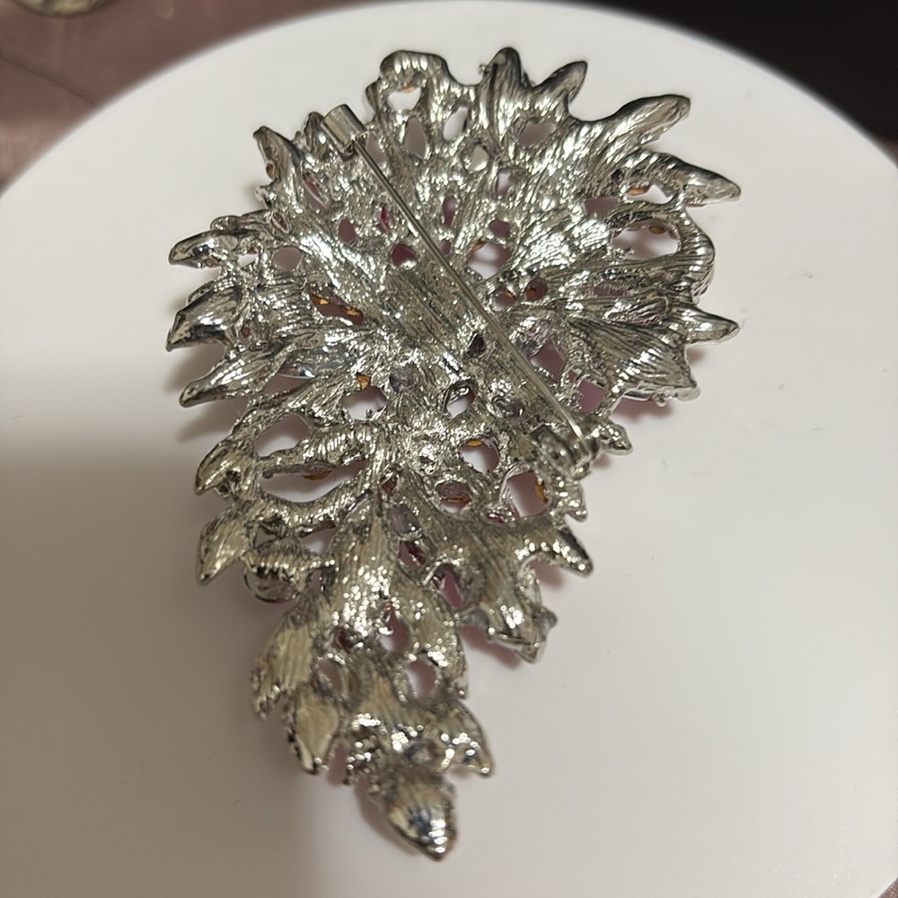 Elegant Pink and Silver Brooch - Picture 4 of 4